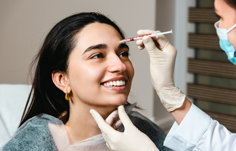 femme de face qui fait du baby botox