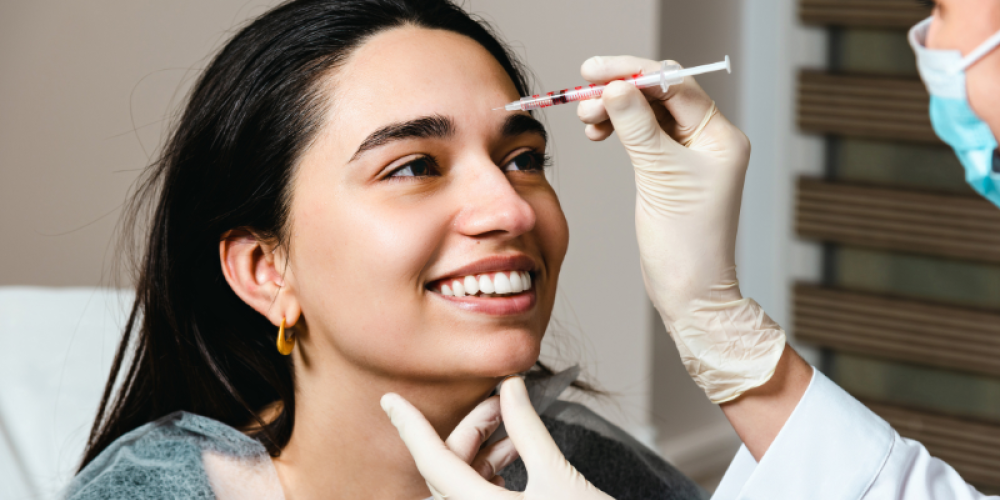 femme de face qui fait du baby botox