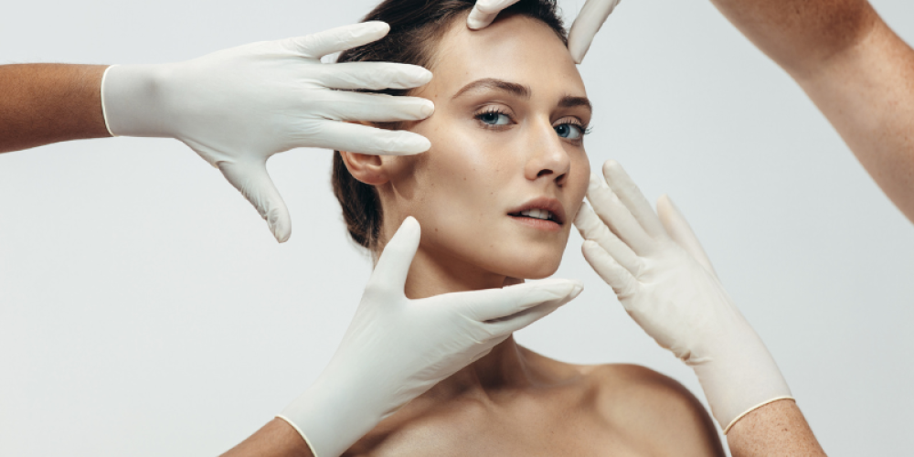 visage d'une femme entourée de mains médicales