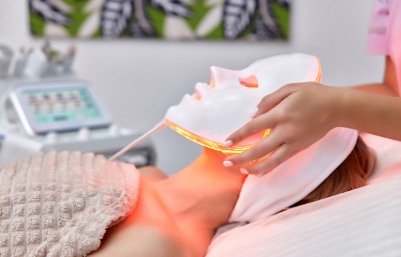 Femme portant un masque led