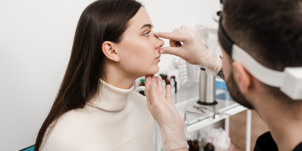 femme en consultation pour une rhinoplastie