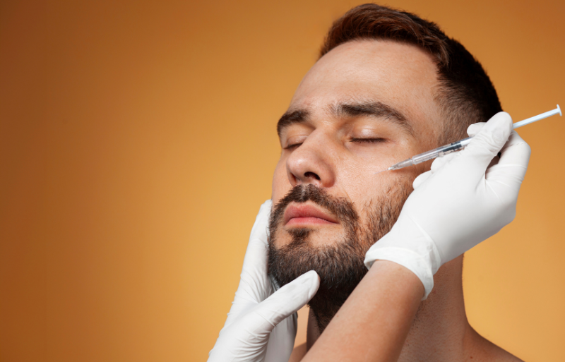 homme qui effectue de la médecine esthétique