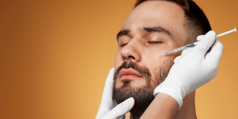 homme qui effectue de la médecine esthétique